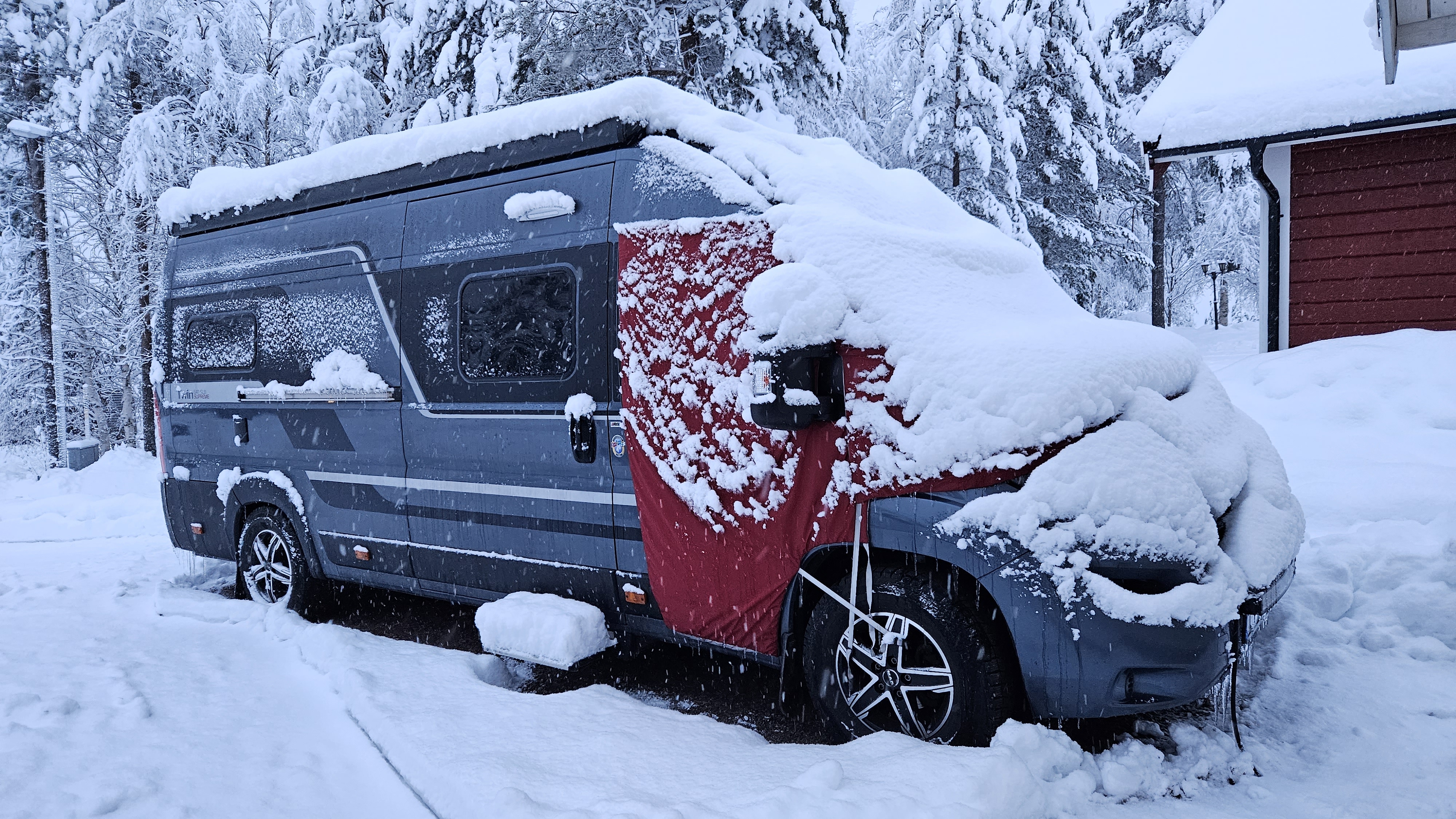 Husbil på vintercamping i snö