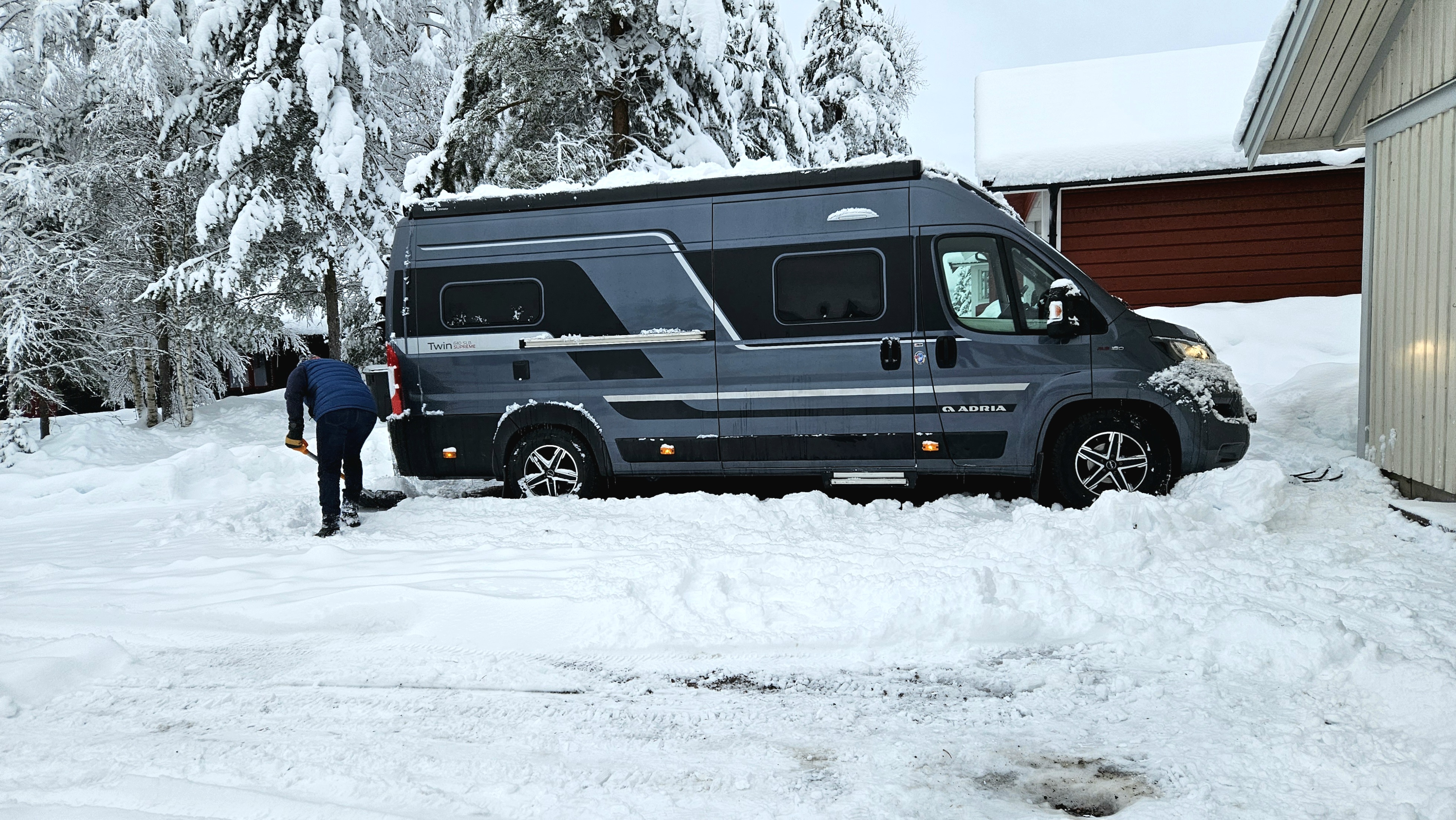 Snöskottning och förberedelse för camping på vintern