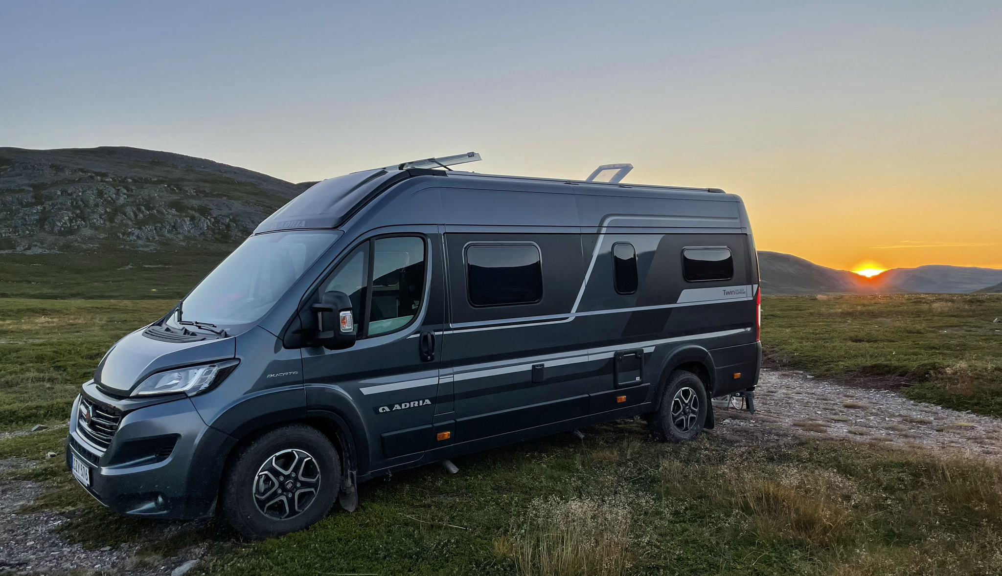 Solnedgång i bergen med Adria Twin