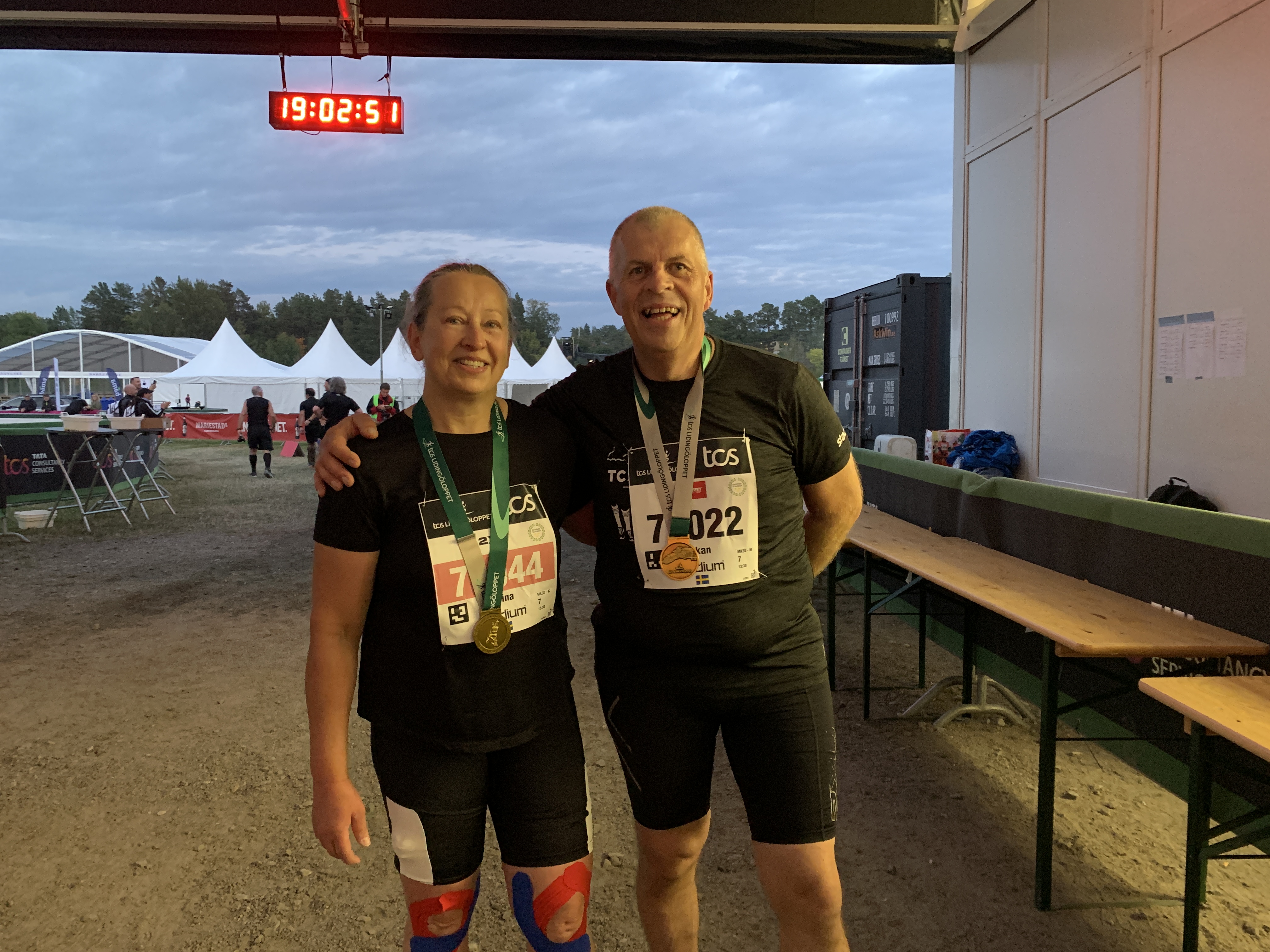 Målgång med medaljer mottagna på Vätternrundan