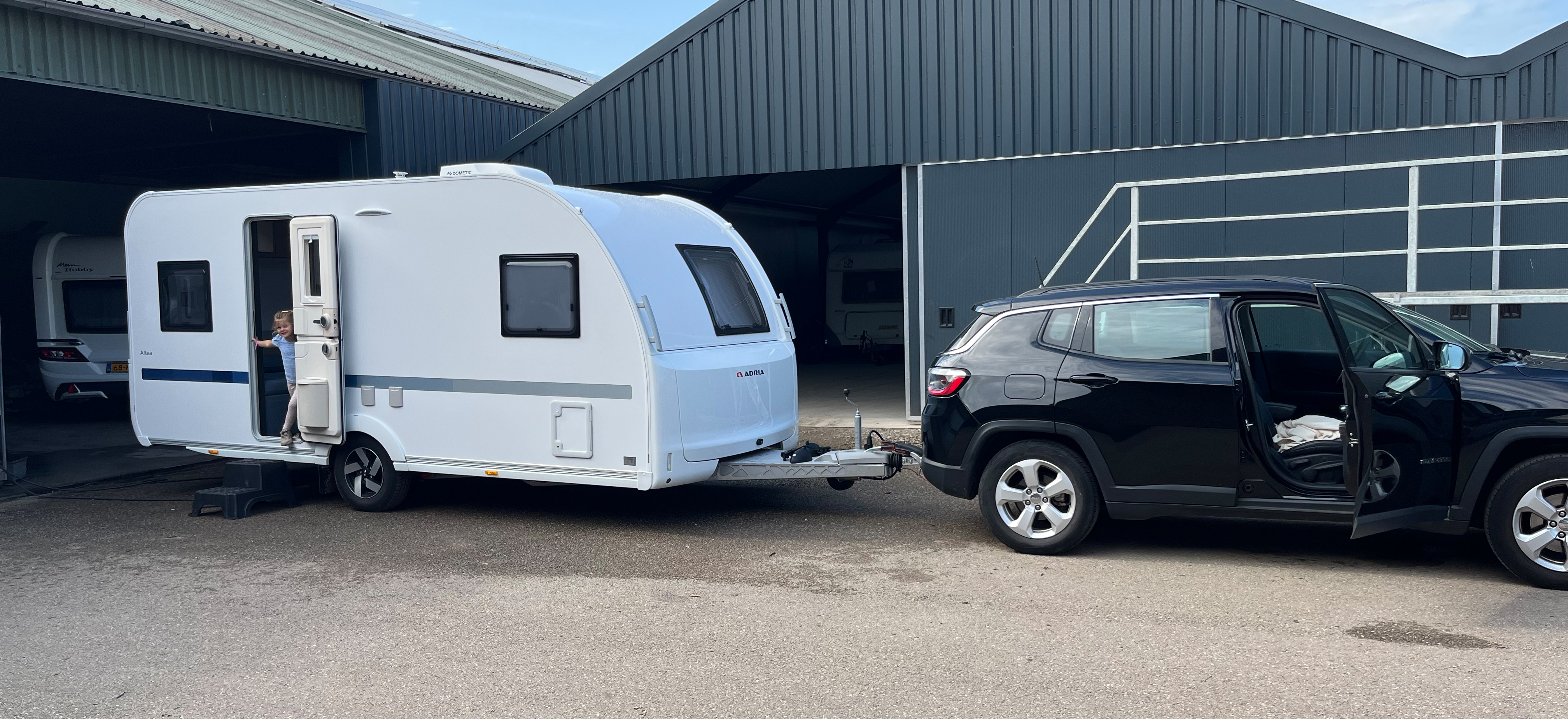 Familj på campingsemester med Adria Altea husvagn