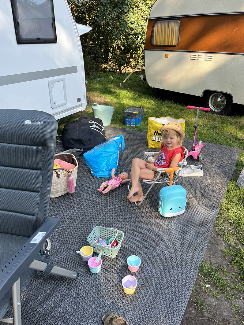 Familj på campingsemester med Adria Altea husvagn