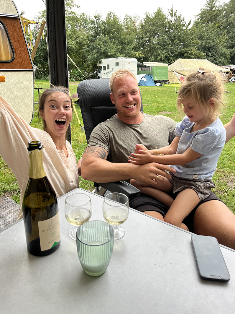 Familj på campingsemester med Adria Altea husvagn