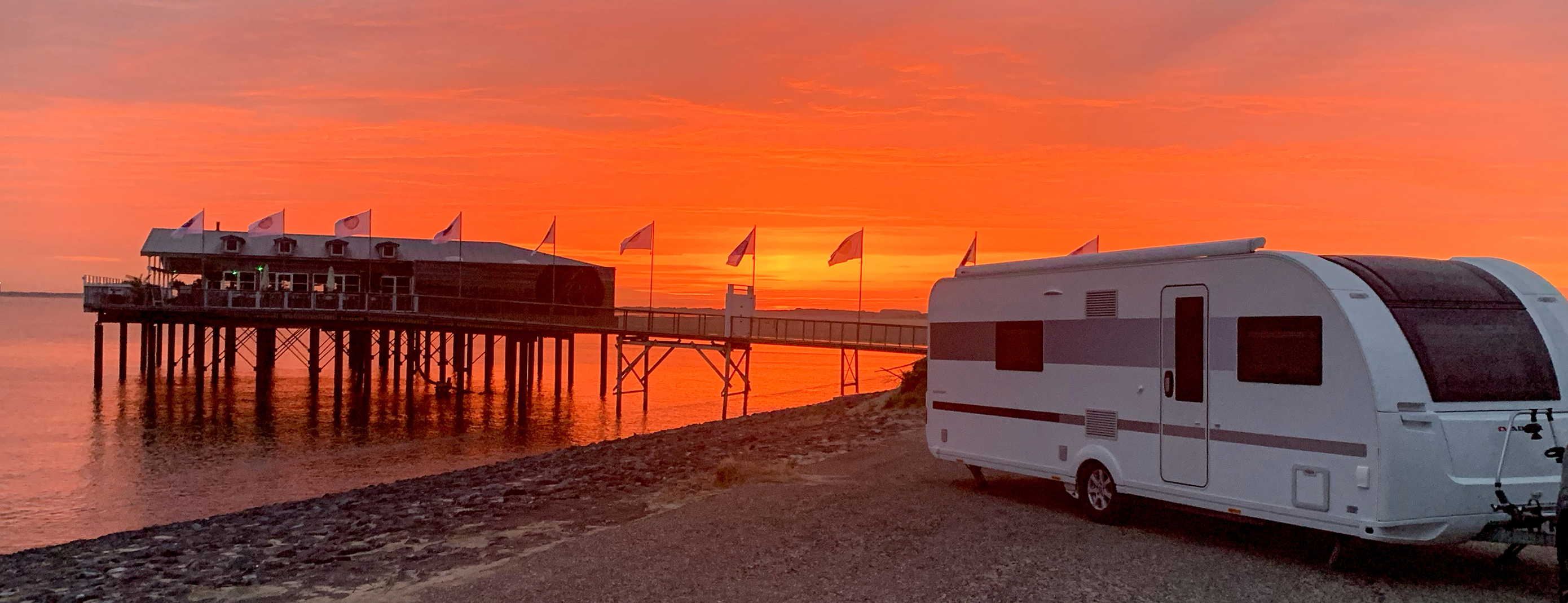 Adria husvagn på semester vid havet