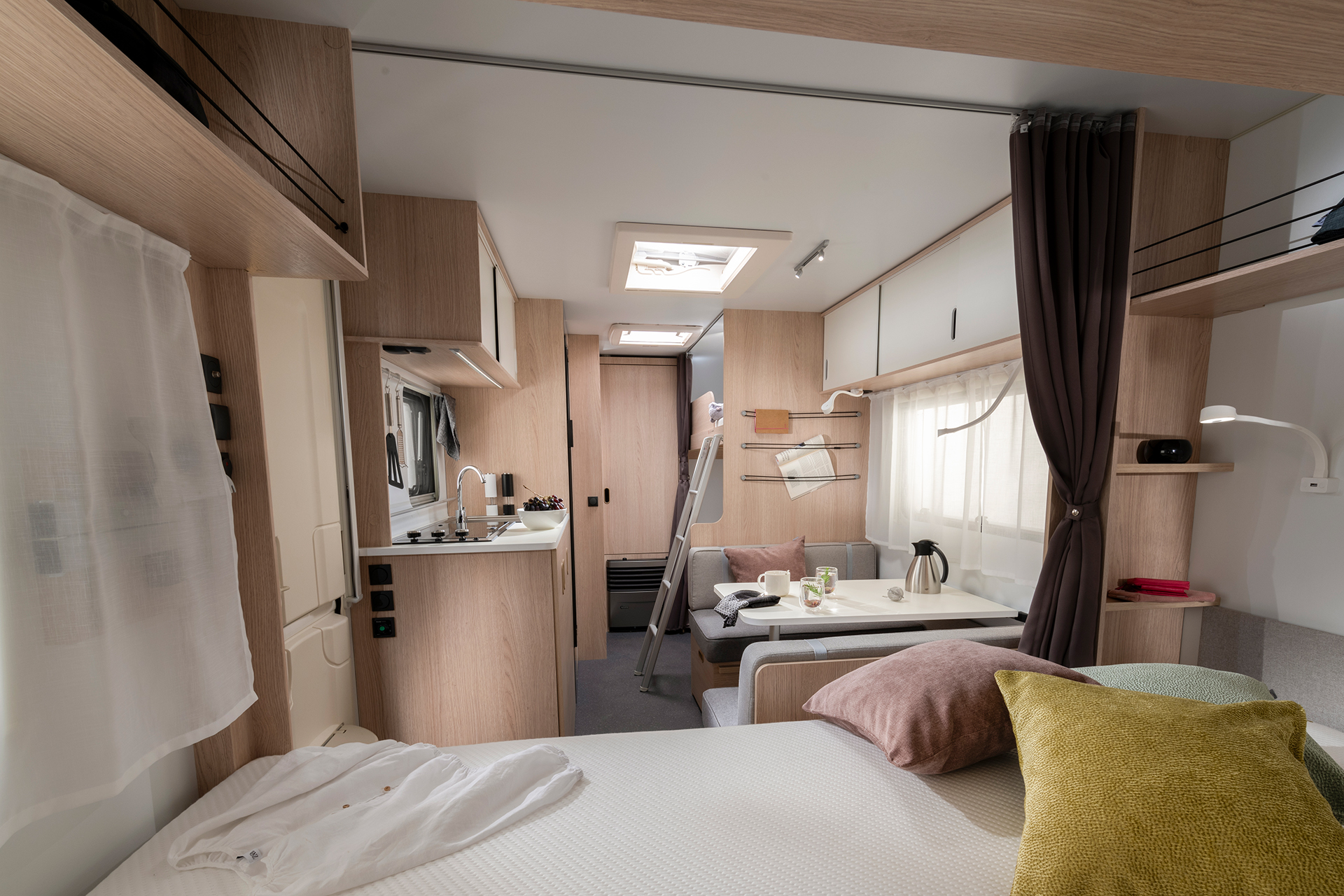 Aviva 522 PT met tweepersoons bed voorin, middendinette en stapelbed achterin