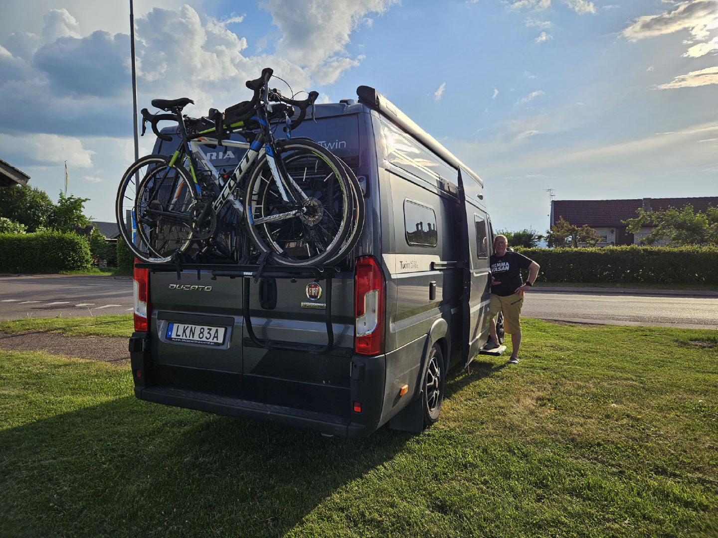 Adria Twin med cyklar under klassikern