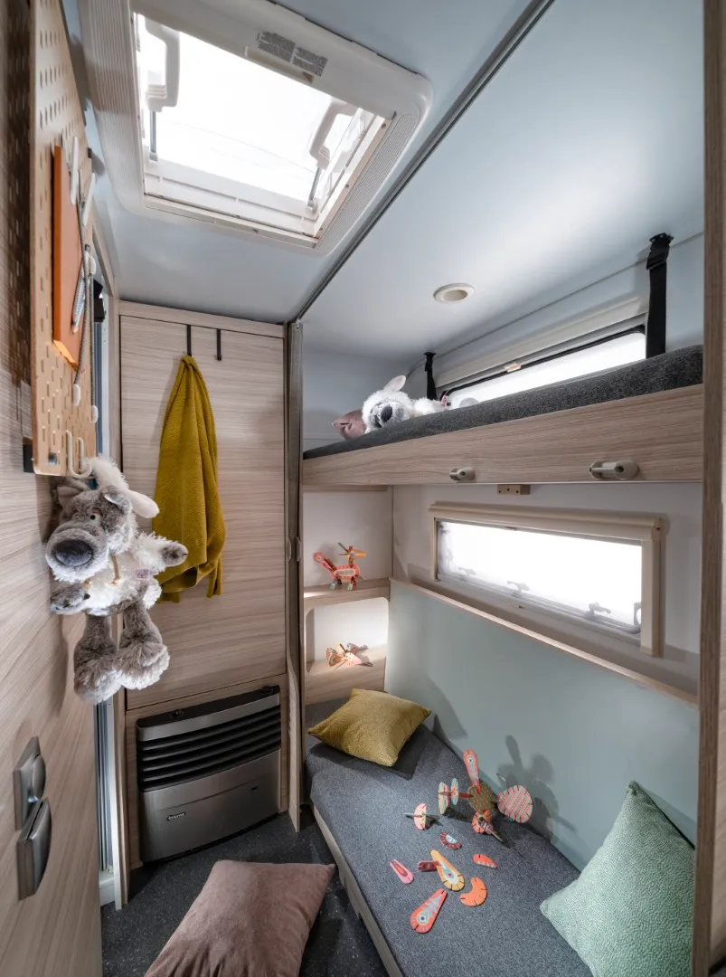 Planløsning med køyeseng for barna i campingvognen.
