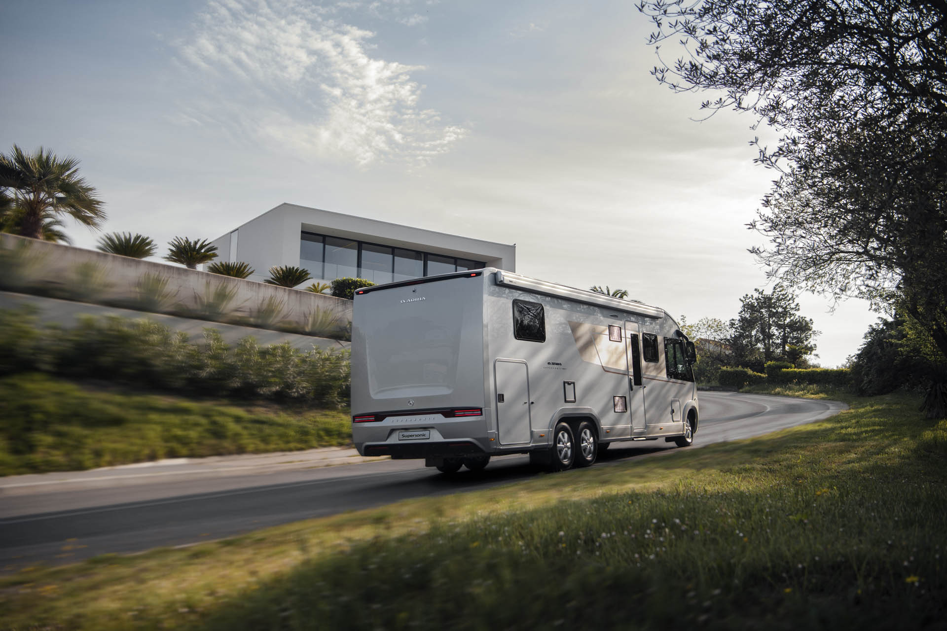 Adria Supersonic, camping-car intégral avec une carrosserie argentée haut de gamme sur châssis Mercedes