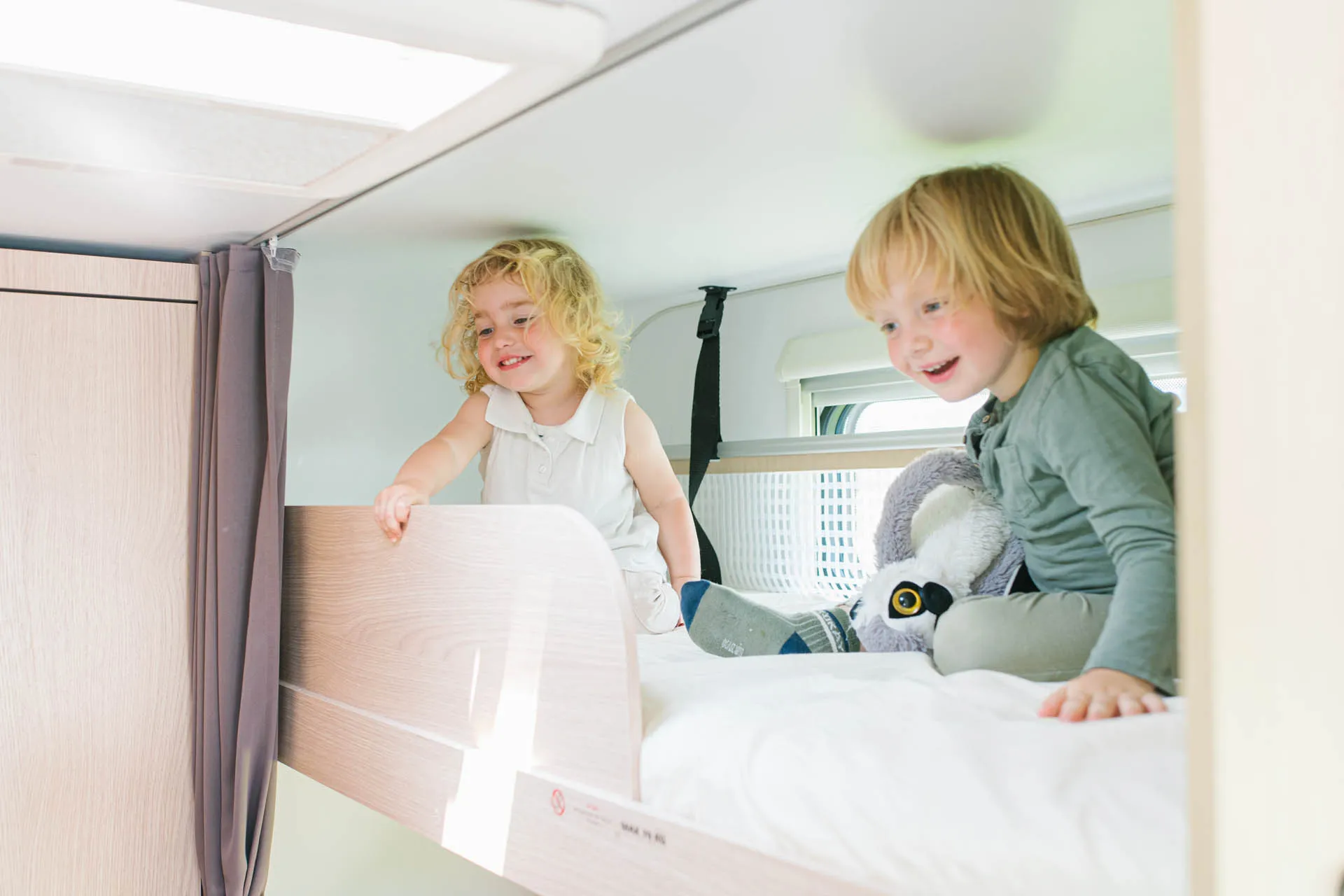 Familiecampingvogn med køyesenger.