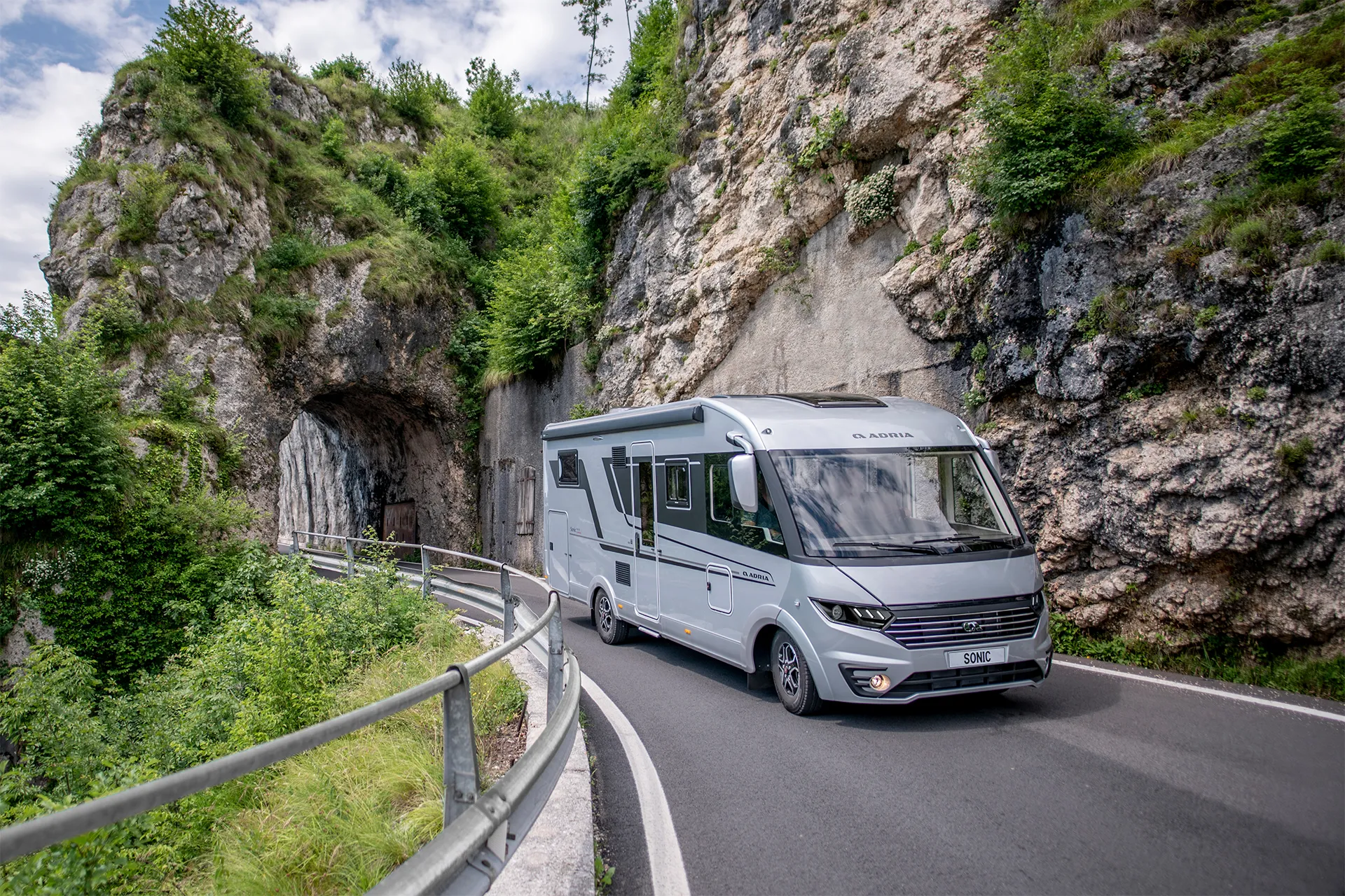 Adria Sonic Supreme helintegrert bobil kombinerer stil, komfort og ytelse.
