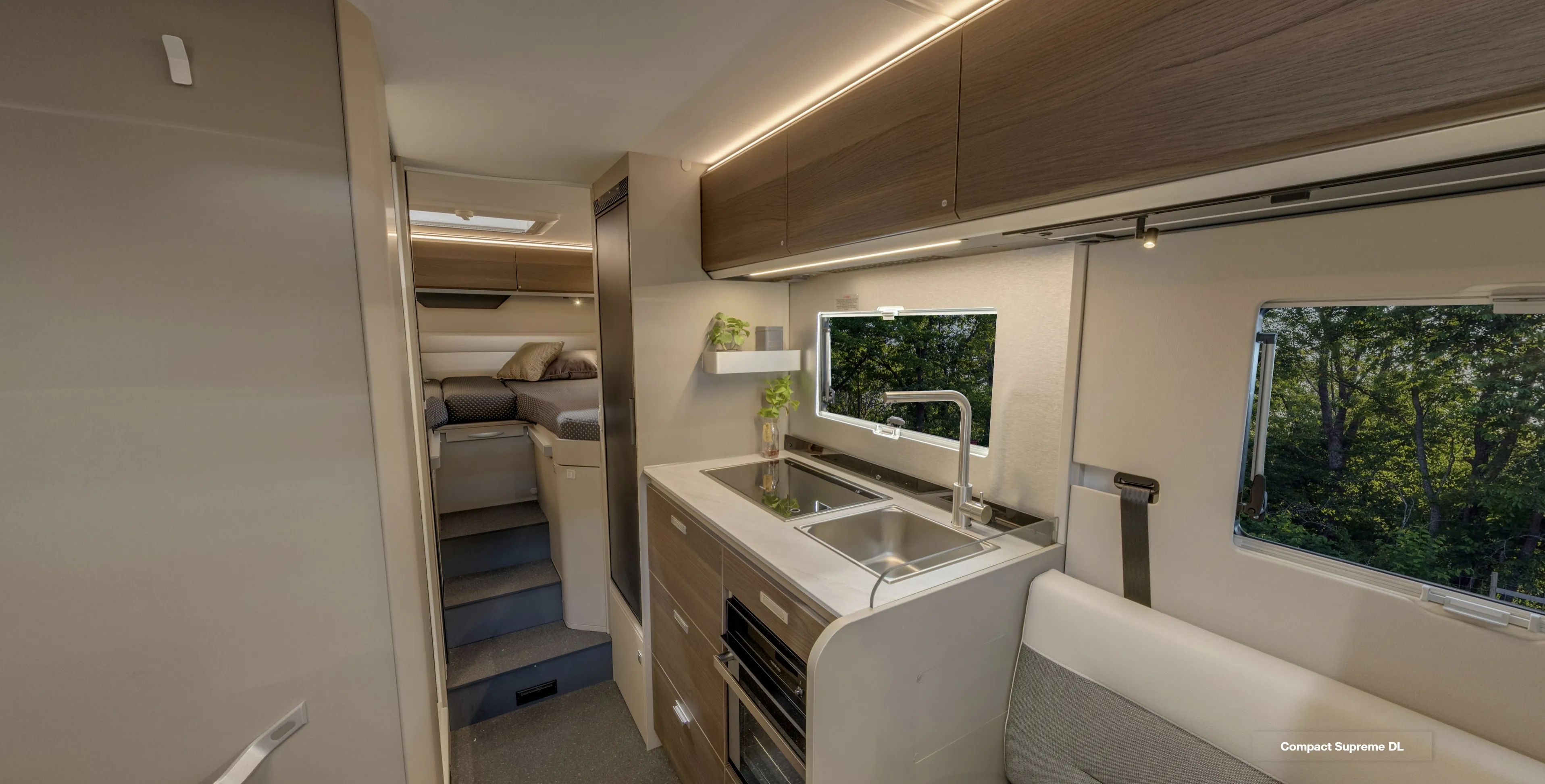 Adria Compact med integrerad LED och mörk trädekor