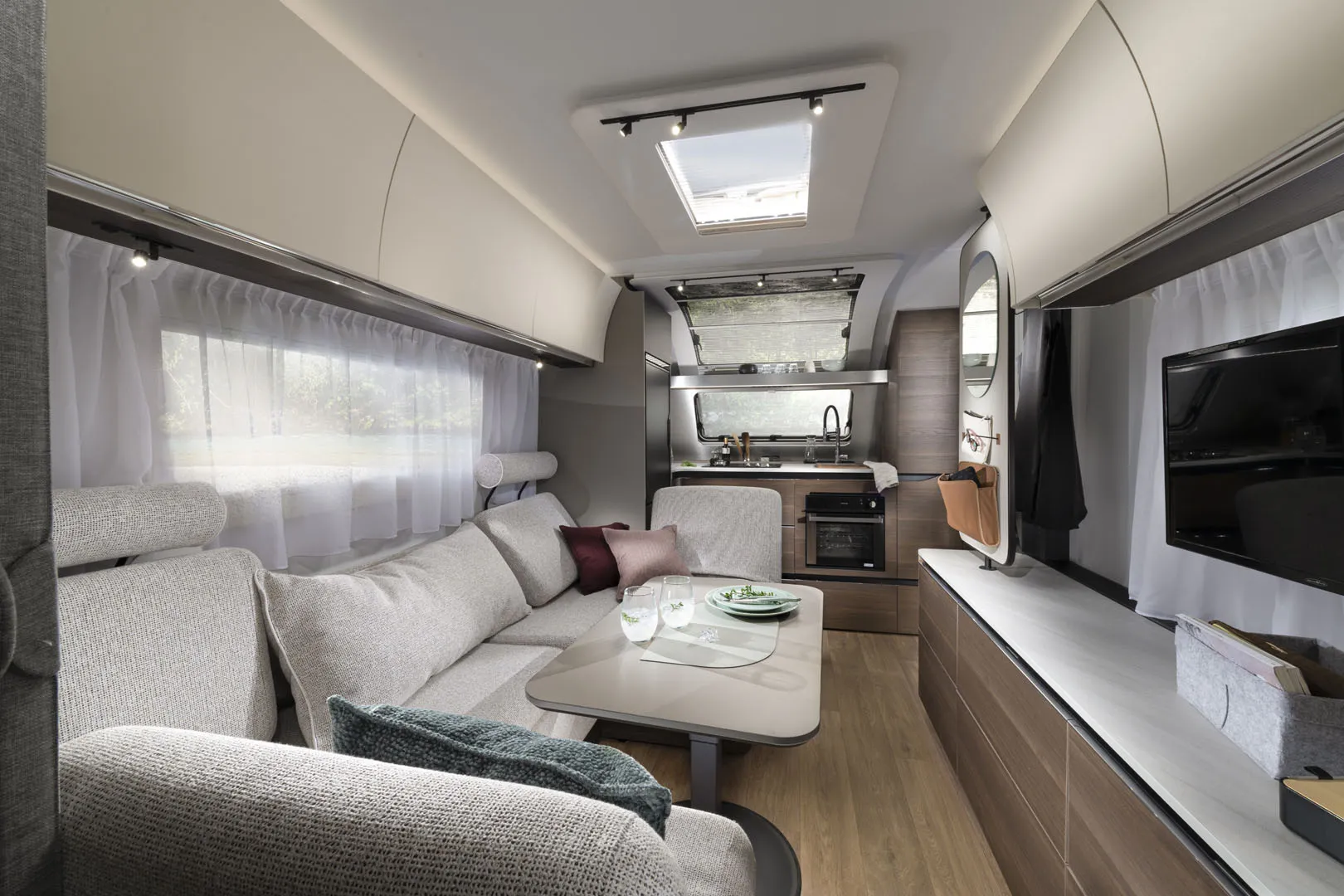 Interiör i Adria Alpina 663 HT husvagn 2027