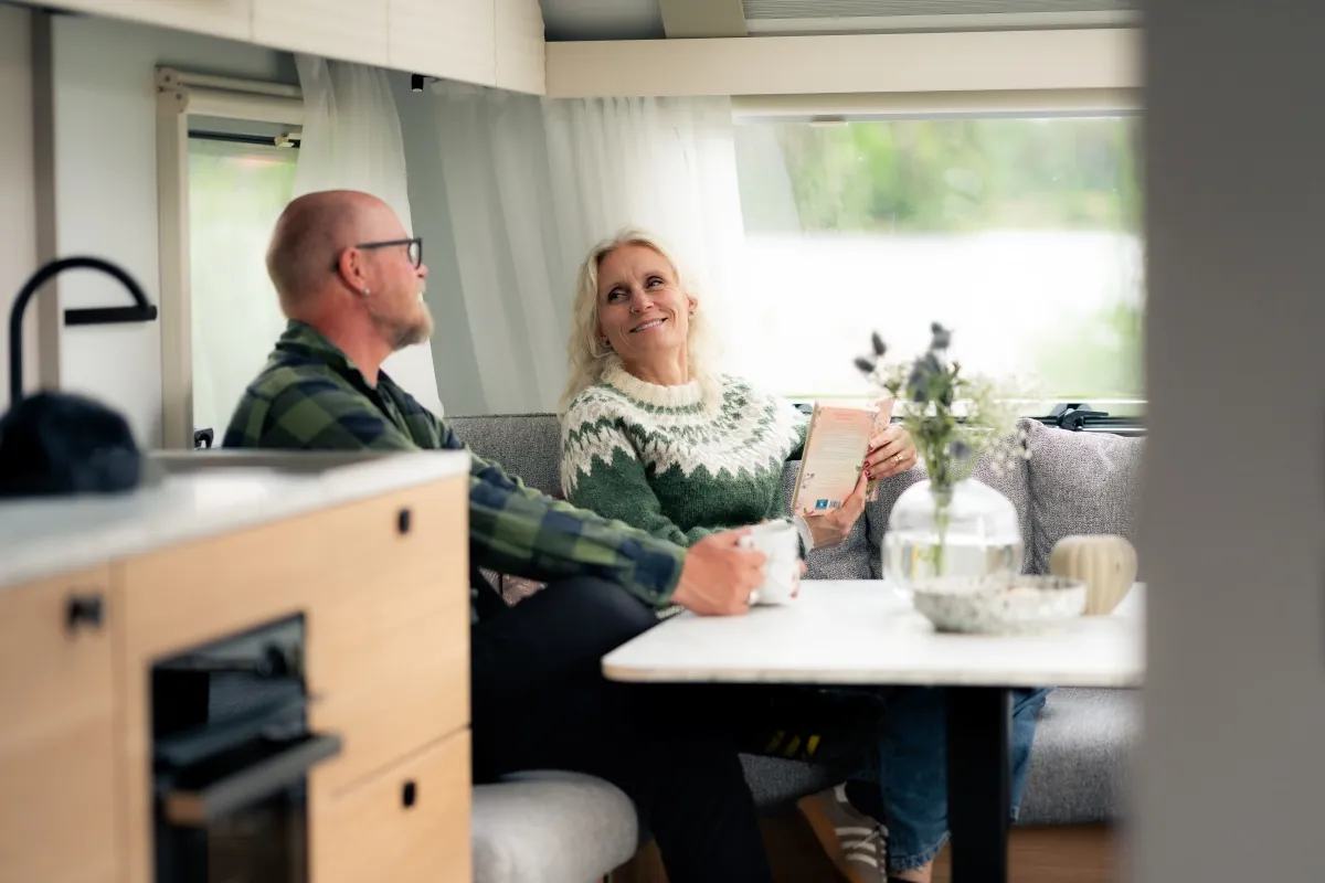 Panoramafönster och ljus träinredning i Adora 663 UT husvagn
